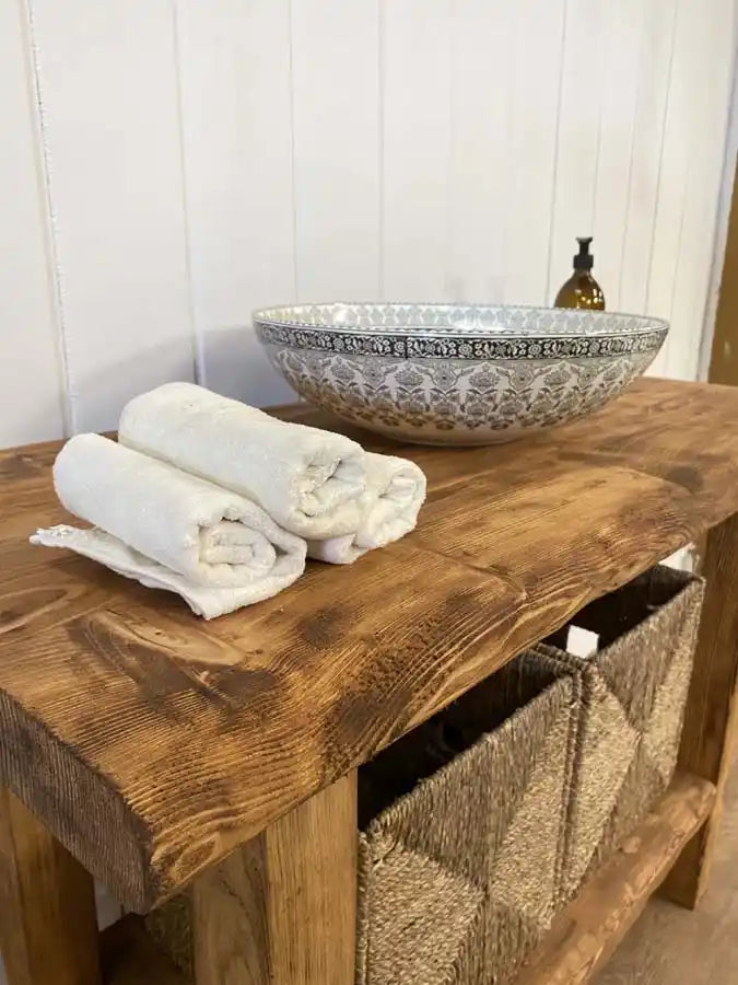 Rustikaler Badezimmerwaschtisch - Schmaler Bauernhaus-Waschtisch aus Holz mit natürlicher Kante