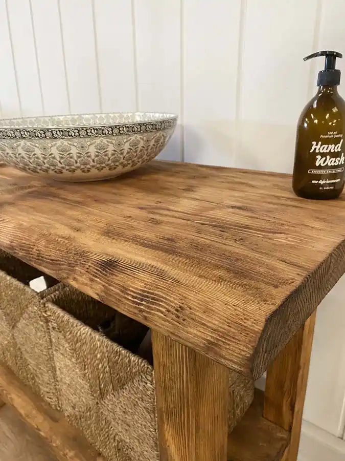Rustikaler Badezimmerwaschtisch - Schmaler Bauernhaus-Waschtisch aus Holz mit natürlicher Kante