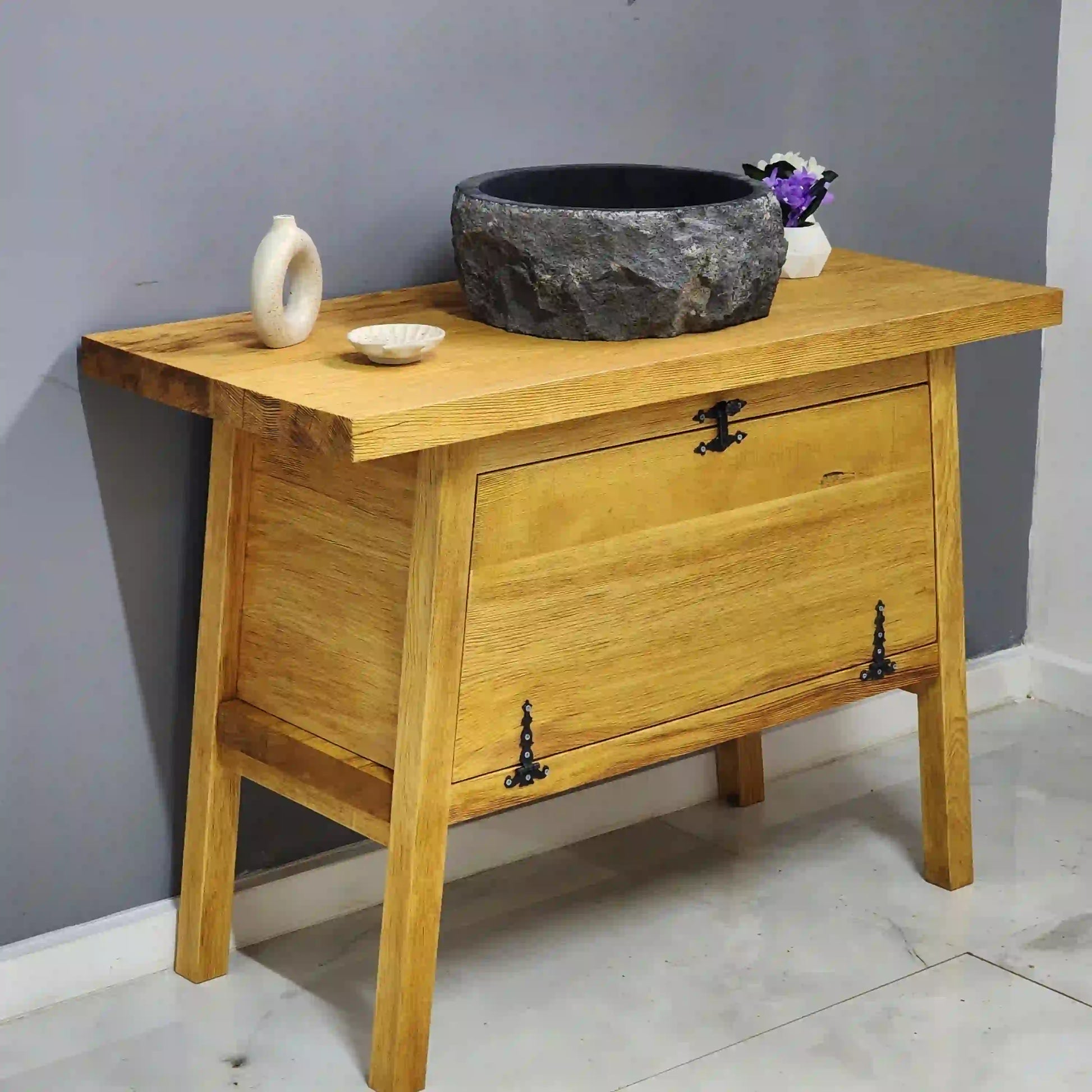 Rustikaler Badezimmer-Waschtisch mit Einzel- oder Doppelwaschbecken – schmales Live Edge-Holz