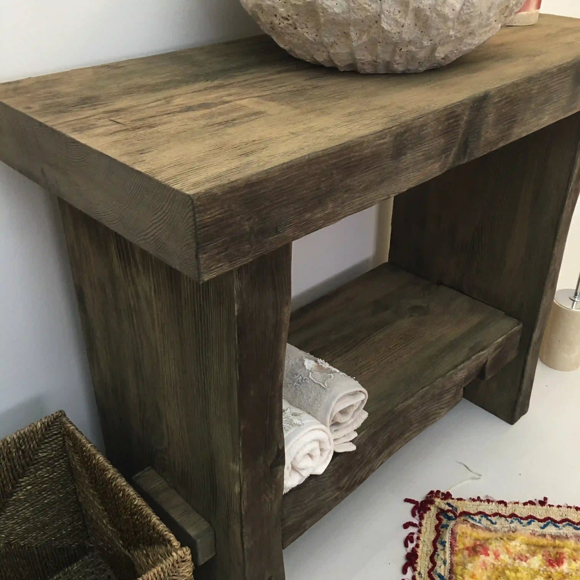 Rustikaler Badezimmer-Waschtisch mit Einzel- oder Doppelwaschbecken – schmales Live Edge-Holz