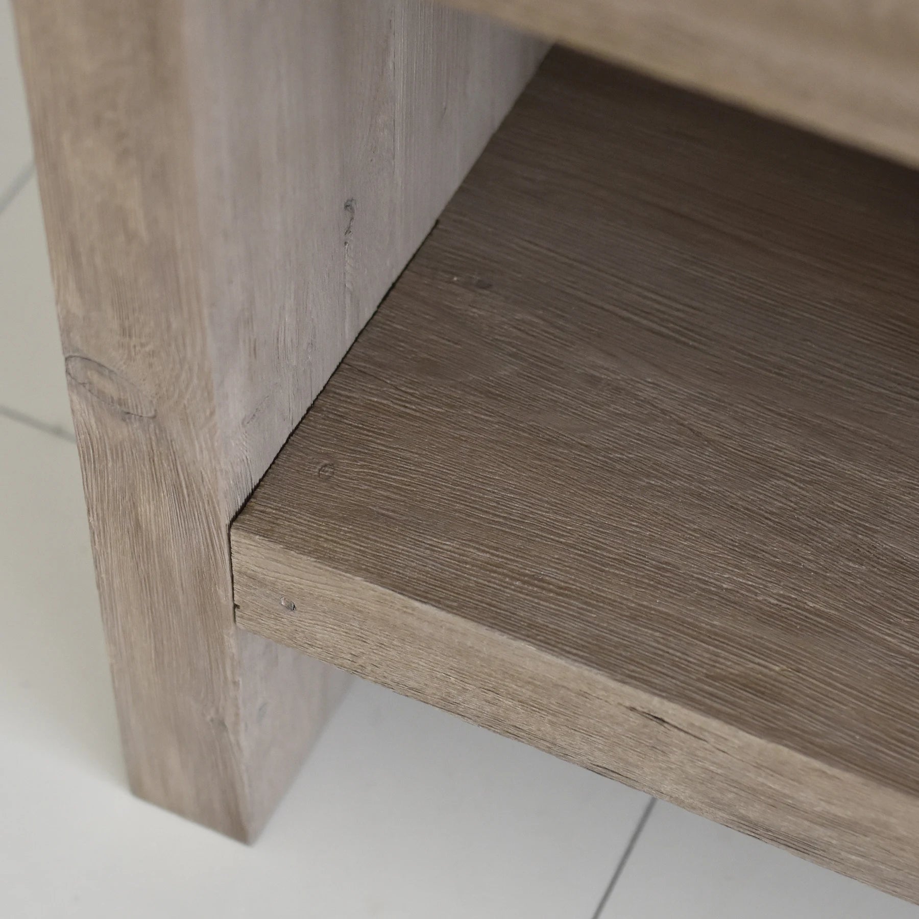 Rustikaler Badezimmer-Waschtisch mit Einzel- oder Doppelwaschbecken – schmales Live Edge-Holz