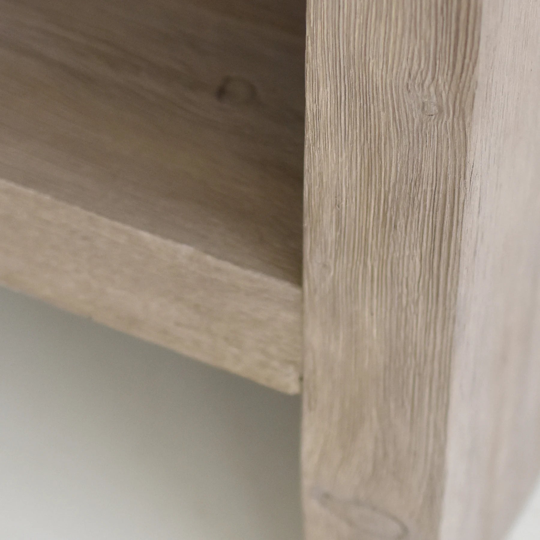 Rustikaler Badezimmer-Waschtisch mit Einzel- oder Doppelwaschbecken – schmales Live Edge-Holz