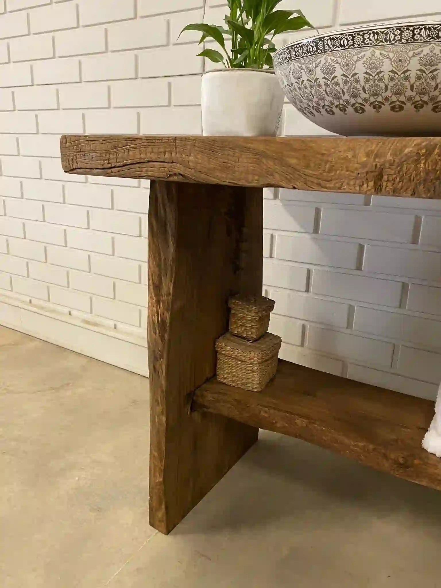 Rustikale Badezimmerwaschtische - Schmaler Waschtisch aus Holz im Landhausstil mit natürlicher Kante