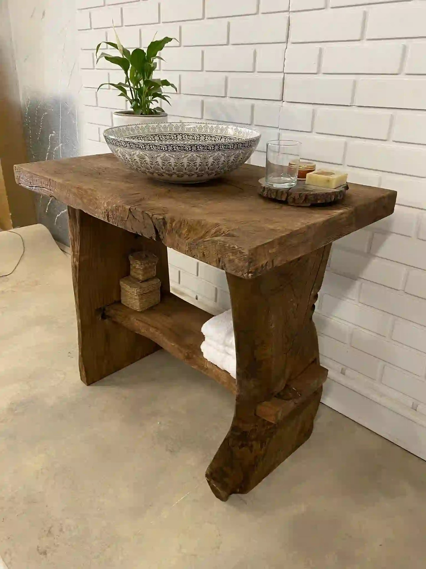 Rustikale Badezimmerwaschtische - Schmaler Waschtisch aus Holz im Landhausstil mit natürlicher Kante