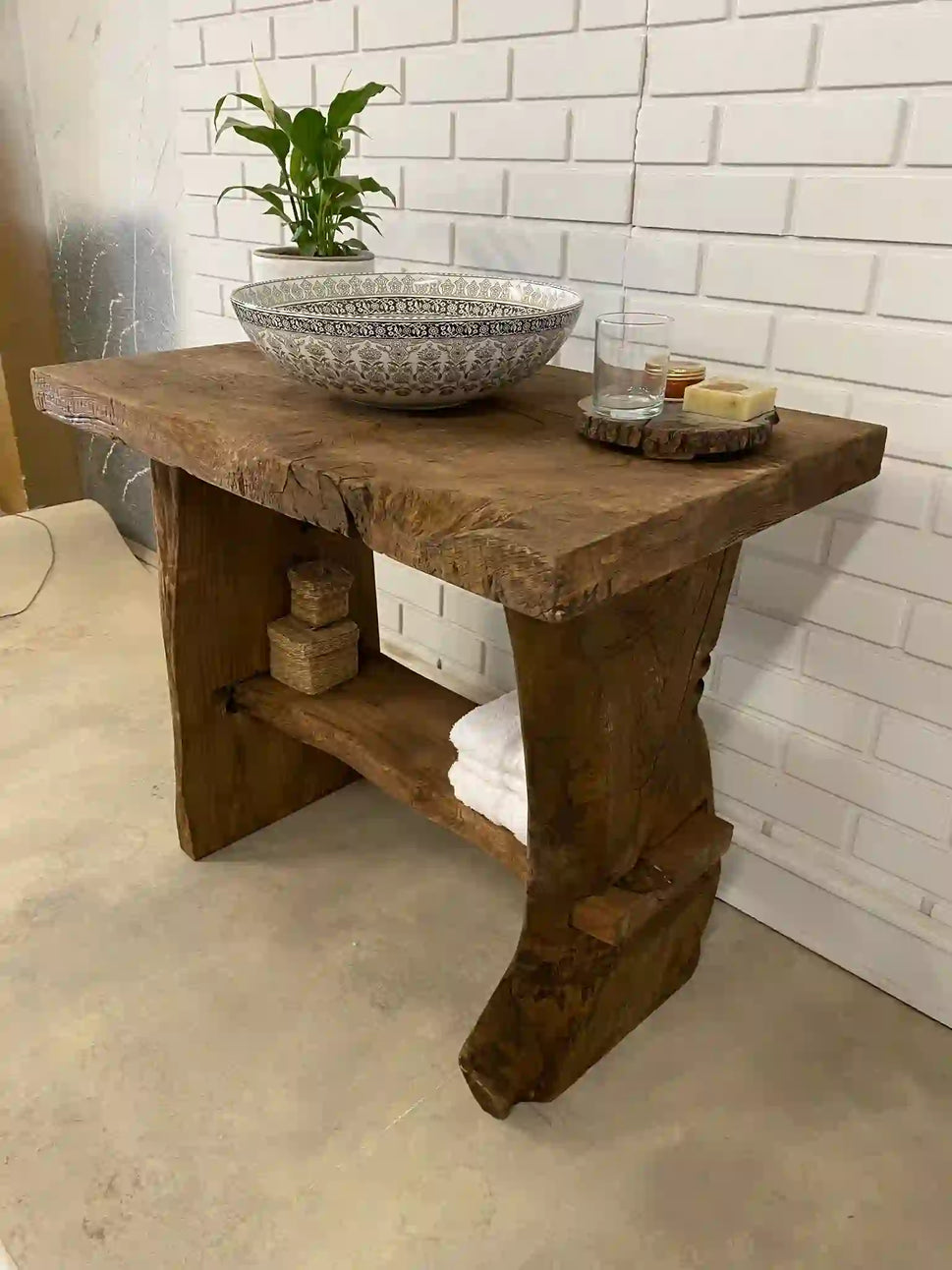 Rustikale Badezimmerwaschtische - Schmaler Waschtisch aus Holz im Landhausstil mit natürlicher Kante