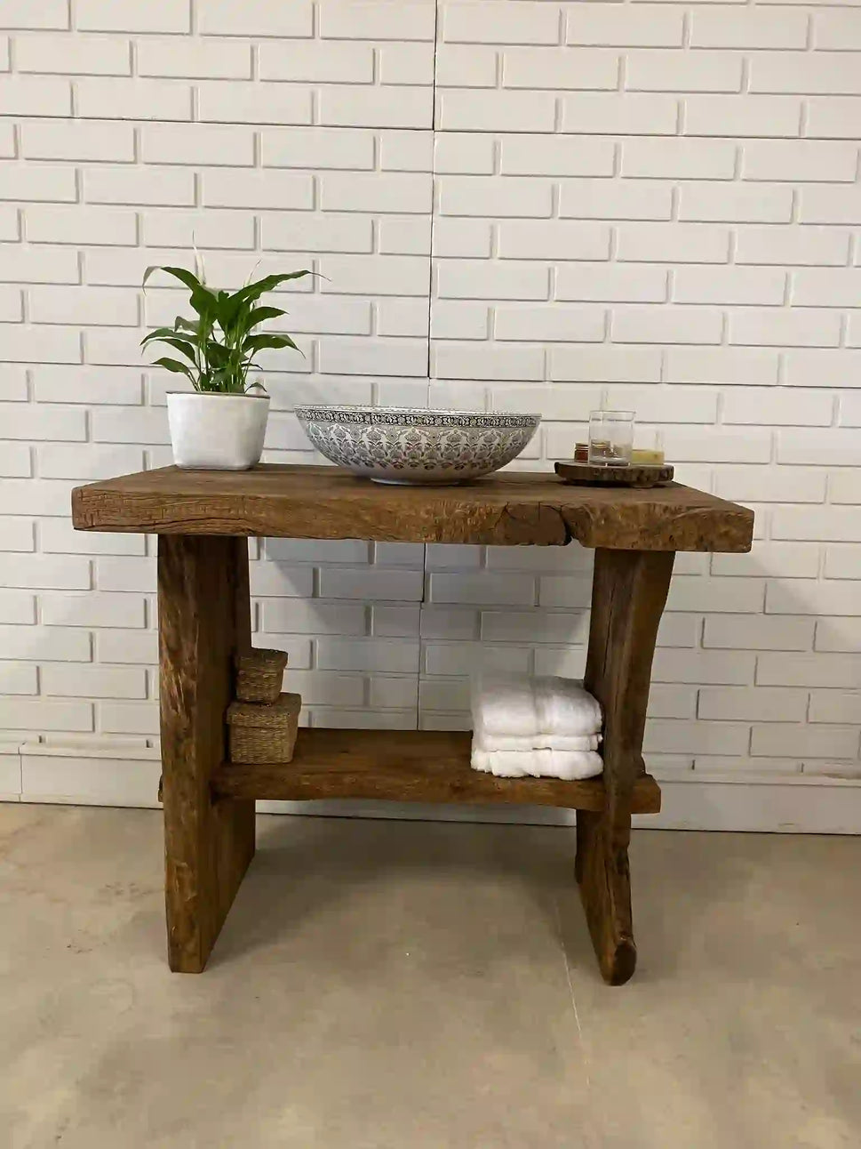 Rustikale Badezimmerwaschtische - Schmaler Waschtisch aus Holz im Landhausstil mit natürlicher Kante