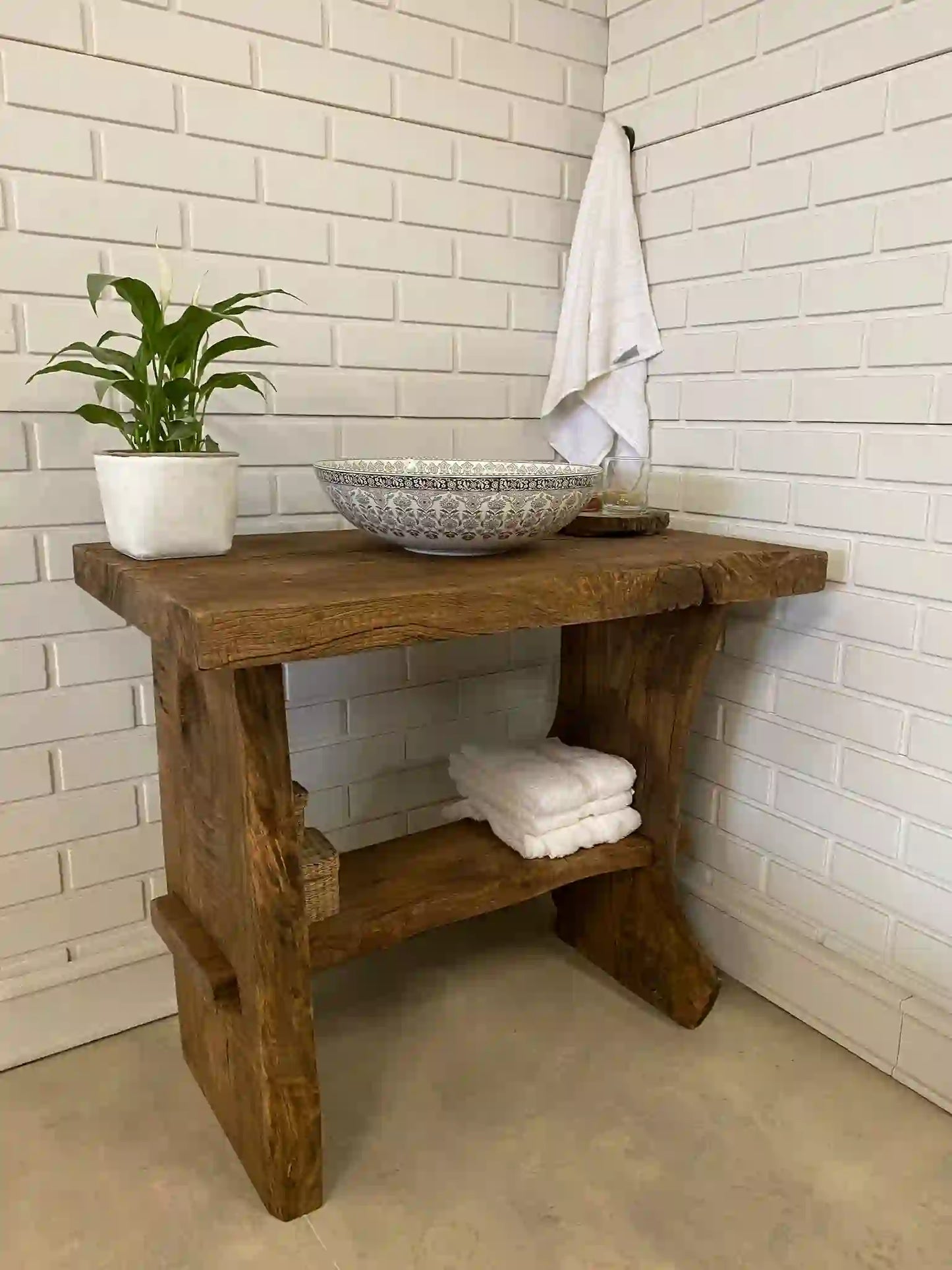 Rustikale Badezimmerwaschtische - Schmaler Waschtisch aus Holz im Landhausstil mit natürlicher Kante