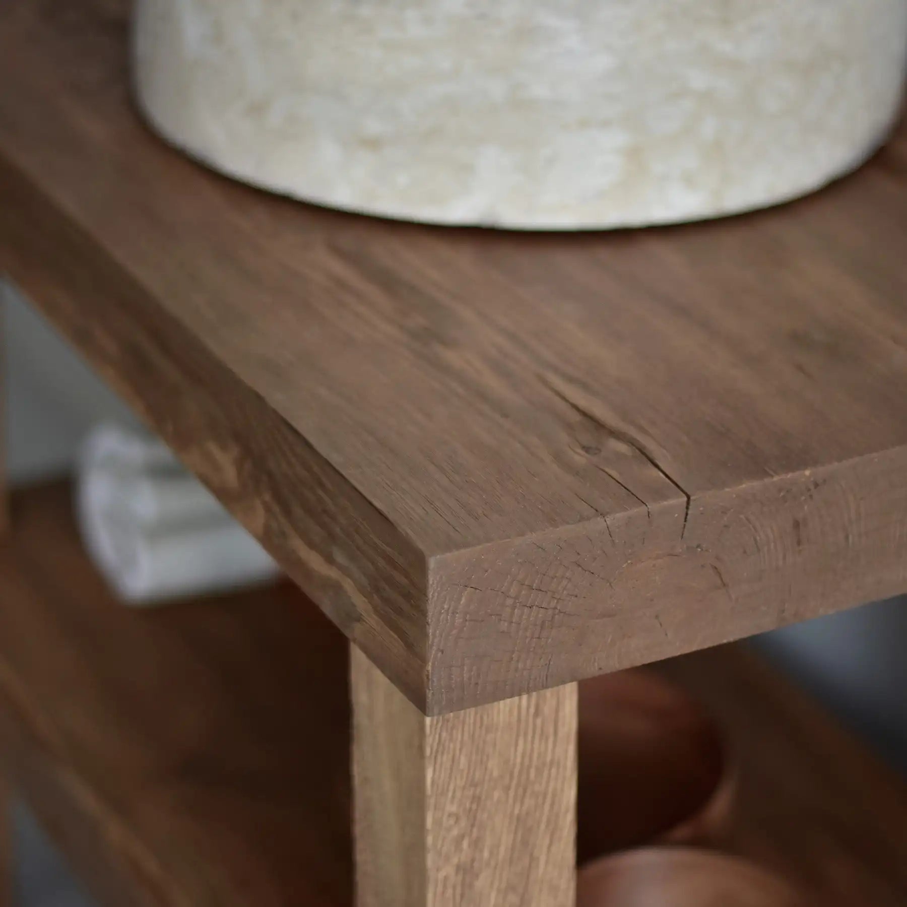 Rustikale Badezimmerwaschtische - Schmaler Waschtisch aus Holz im Landhausstil mit natürlicher Kante