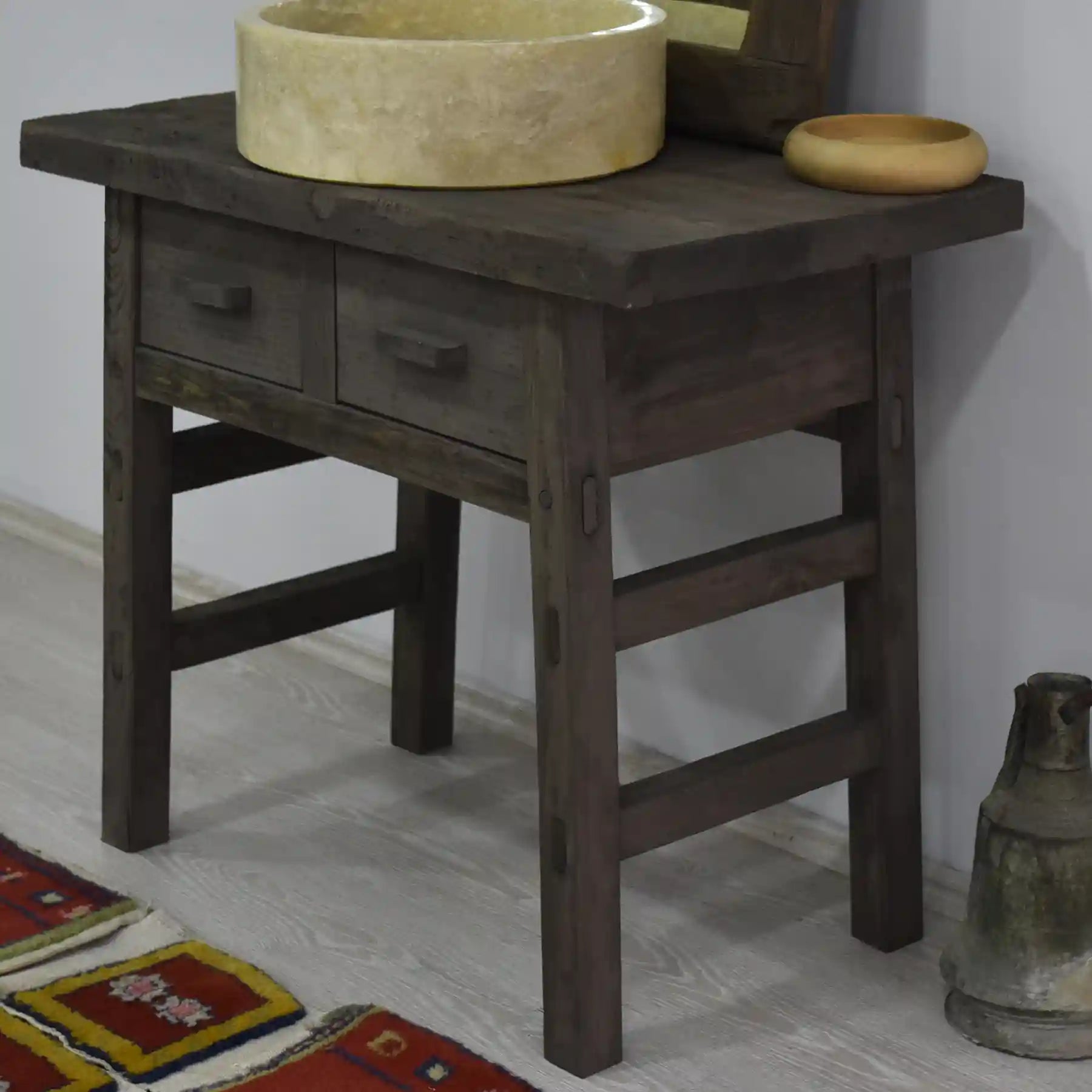 Rustikales Badezimmer-Waschbecken - Maßgefertigtes, schmales Bauernhaus-Waschbecken aus Holz mit natürlicher Kante