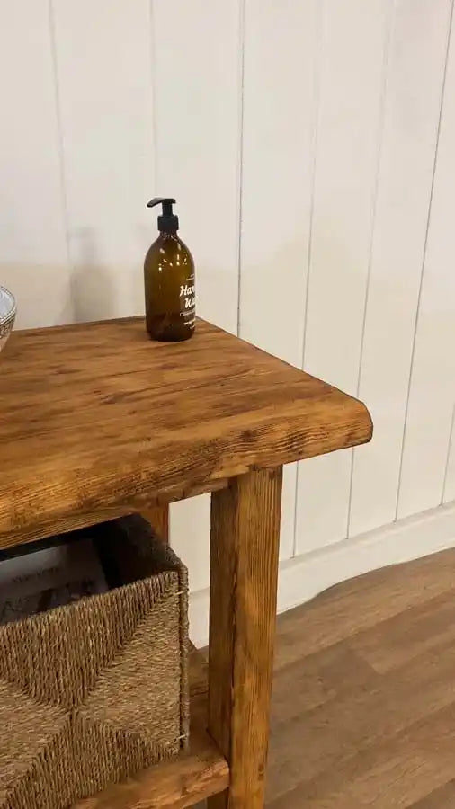 Rustikaler Badezimmerwaschtisch - Schmaler Bauernhaus-Waschtisch aus Holz mit natürlicher Kante 