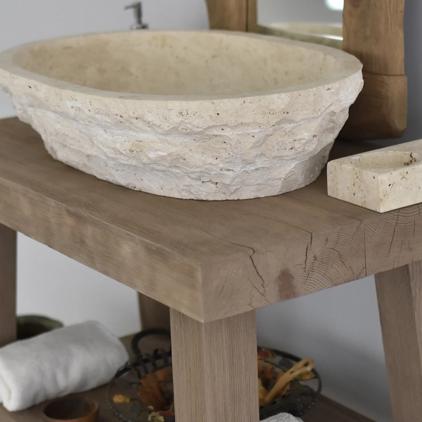 Rustikale Badezimmerwaschtische - Handgefertigter schmaler Waschtisch aus Live Edge-Holz